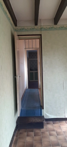 MAISON MITOYENNE PLAIN PIED AVEC POTENTIEL D'AMÉNAGEMENT.