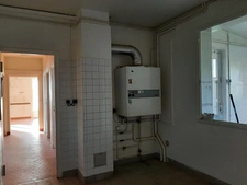 RARE OPPORTUNITÉ . GRAND BATIMENT AVEC LOGEMENT,  HANGAR ET PARKING SUR 6032 M²