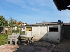 MAISON MITOYENNE SUR 2 NIVEAUX AVEC POTENTIEL D'AGRANDISSEMENT. GARAGES ET DÉPENDANCES