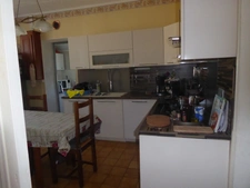 APPARTEMENT AVEC LES AVANTAGES D'UNE MAISON. TERRAIN GARAGE ET DÉPENDANCES DANS MITOYENNE