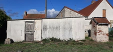 MAISON MITOYENNE PLAIN PIED AVEC POTENTIEL D'AMÉNAGEMENT.