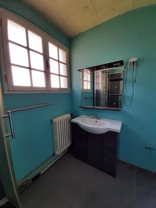 RARE OPPORTUNITÉ . GRAND BATIMENT AVEC LOGEMENT,  HANGAR ET PARKING SUR 6032 M²