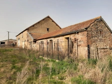 FERMETTE A RÉNOVER AVEC GRANDS BATIMENTS, DÉPENDANCES ET SES 2 HA DE TERRAINS LIBRES