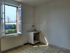 MAISON MITOYENNE SUR 2 NIVEAUX AVEC POTENTIEL D'AGRANDISSEMENT. GARAGES ET DÉPENDANCES