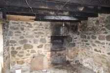MAISON DE VILLAGE ET SES BELLES DÉPENDANCES EN PIERRE A MODERNISER