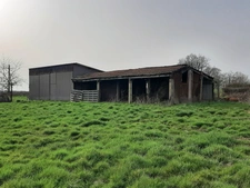 FERMETTE A RÉNOVER AVEC GRANDS BATIMENTS, DÉPENDANCES ET SES 2 HA DE TERRAINS LIBRES