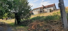 FERMETTE A RÉNOVER AVEC SES DÉPENDANCES, SUR 2,7 HA DE TERRAIN DANS CADRE BUCOLIQUE. 