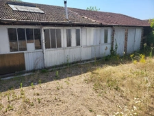 MAISON ENTIEREMENT A RÉNOVER AVEC SES GRANDES DÉPENDANCES. GROS POTENTIEL AU CENTRE VILLE
