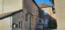 GRANDE MAISON DE VILLAGE A MODERNISER AVEC COUR INTERIEURE ET DÉPENDANCES. MARLY SUR ARROUX (71)