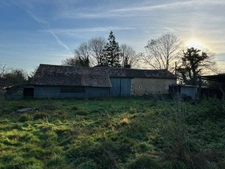TRÈS JOLIE MAISON DE CARACTÈRE A RÉNOVER ENTIÈREMENT, POSSIBILITÉ 140 M² HABITABLES, ANNEXES ET DÉPENDANCES SUR 8768 M² 