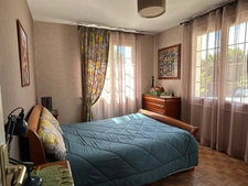 TRÈS BELLE MAISON INDIVIDUELLE SUR SOUS-SOL, 5 CHAMBRES, 3705 M² EN PARTIE BOISÉ + FORAGE, SANS VIS A VIS