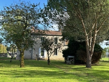 CHARMANTE MAISON INDIVIDUELLE  PROCHE CENTRE BOURG SUR 1751 M² DE JARDIN, ANNEXES et DÉPENDANCES