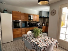 TRÈS BELLE MAISON INDIVIDUELLE SUR SOUS-SOL, 5 CHAMBRES, 3705 M² EN PARTIE BOISÉ + FORAGE, SANS VIS A VIS