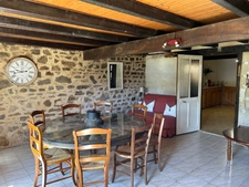 JOLIE MAISON DE VILLAGE AVEC EXTERIEURS, 2 ou 3 CHAMBRES, BEAUCOUP DE CHARME !!