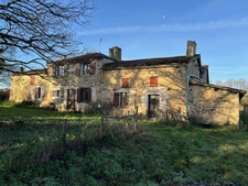 TRÈS JOLIE MAISON DE CARACTÈRE A RÉNOVER ENTIÈREMENT, POSSIBILITÉ 140 M² HABITABLES, ANNEXES ET DÉPENDANCES SUR 8768 M² 