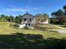 TRÈS BELLE MAISON INDIVIDUELLE SUR SOUS-SOL, 5 CHAMBRES, 3705 M² EN PARTIE BOISÉ + FORAGE, SANS VIS A VIS