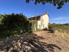 ENSEMBLE IMMOBILIER A RESTAURER (3 LOGEMENTS et une DÉPENDANCE) , CENTRE BOURG, JARDIN, PROCHE ÉCOLE