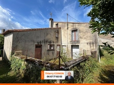 ENSEMBLE DE DEUX MAISONS DE VILLAGE A RESTAURER, COURETTE, GARAGE et JARDIN 785 m²