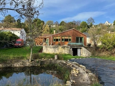 TRÈS AGRÉABLE PLAIN-PIED LUMINEUX, GRAND SÉJOUR, 2 CHAMBRES, TERRASSE 190 M² SUD & EST, SUR 2677 m² EN BORDURE DE SÈVRE.