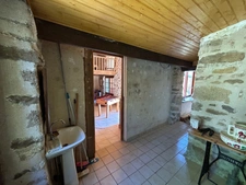 JOLIE MAISON DE VILLAGE AVEC EXTERIEURS, 2 ou 3 CHAMBRES, BEAUCOUP DE CHARME !!