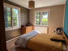 TRÈS BELLE MAISON INDIVIDUELLE SUR SOUS-SOL, 5 CHAMBRES, 3705 M² EN PARTIE BOISÉ + FORAGE, SANS VIS A VIS