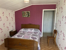 GRANDE MAISON AVEC VASTE SÉJOUR, 3 CHAMBRES, DÉPENDANCES DONT 4 GARAGES, PUITS ET CITERNE SUR 1656 M²