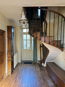 GRANDE MAISON DE BOURG AVEC CACHET, 3 CHAMBRES (possibilités ++), BEAUX VOLUMES, ESPACES AMÉNAGEABLES, JARDIN 