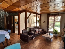 TRÈS BELLE MAISON INDIVIDUELLE SUR SOUS-SOL, 5 CHAMBRES, 3705 M² EN PARTIE BOISÉ + FORAGE, SANS VIS A VIS