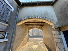 ANCIEN RELAIS DE POSTE, 133 m², 4 CHAMBRES, REMISES, DÉPENDANCES & JARDIN SUR 2920 M²