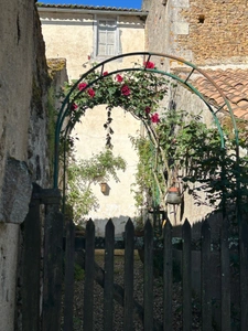 GRANDE MAISON DE BOURG AVEC CACHET, 3 CHAMBRES (possibilités ++), BEAUX VOLUMES, ESPACES AMÉNAGEABLES, JARDIN 