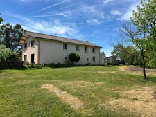 CHARMANT ENSEMBLE IMMOBILIER, 2 LOGEMENTS, 247 m², 7 CHAMBRES et dépendances SUR 4 Ha JOLIMENT ARBORÉS