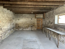 GRANDE MAISON AVEC VASTE SÉJOUR, 3 CHAMBRES, DÉPENDANCES DONT 4 GARAGES, PUITS ET CITERNE SUR 1656 M²