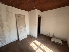 ENSEMBLE IMMOBILIER A RESTAURER (3 LOGEMENTS et une DÉPENDANCE) , CENTRE BOURG, JARDIN, PROCHE ÉCOLE
