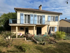 TRÈS JOLIE RÉNOVATION; MAISON DES ANNÉES 70, 182 m², 4 CHAMBRES, 3 SDE, VOLUMES AGRÉABLES ET JARDIN, QUARTIER RÉSIDENTIEL.