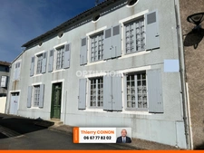 GRANDE MAISON DE BOURG AVEC CACHET, 3 CHAMBRES (possibilités ++), BEAUX VOLUMES, ESPACES AMÉNAGEABLES, JARDIN 