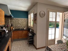 TRÈS BELLE MAISON INDIVIDUELLE SUR SOUS-SOL, 5 CHAMBRES, 3705 M² EN PARTIE BOISÉ + FORAGE, SANS VIS A VIS