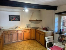 JOLIE MAISON DE VILLAGE AVEC EXTERIEURS, 2 ou 3 CHAMBRES, BEAUCOUP DE CHARME !!