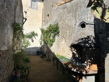 GRANDE MAISON DE BOURG AVEC CACHET, 3 CHAMBRES (possibilités ++), BEAUX VOLUMES, ESPACES AMÉNAGEABLES, JARDIN 