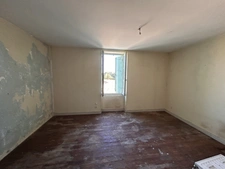 ENSEMBLE IMMOBILIER A RESTAURER (3 LOGEMENTS et une DÉPENDANCE) , CENTRE BOURG, JARDIN, PROCHE ÉCOLE