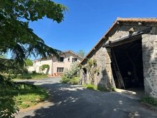 CHARMANT ENSEMBLE IMMOBILIER, 2 LOGEMENTS, 247 m², 7 CHAMBRES et dépendances SUR 4 Ha JOLIMENT ARBORÉS