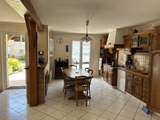 GRANDE MAISON AVEC VASTE SÉJOUR, 3 CHAMBRES, DÉPENDANCES DONT 4 GARAGES, PUITS ET CITERNE SUR 1656 M²