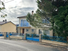 TRÈS JOLIE RÉNOVATION; MAISON DES ANNÉES 70, 182 m², 4 CHAMBRES, 3 SDE, VOLUMES AGRÉABLES ET JARDIN, QUARTIER RÉSIDENTIEL.