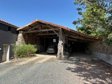 PROPRIETE A LA CAMPAGNE, SANS VOISINS, 251 M², 6 CHAMBRES, DÉPENDANCES, SUR 3684 M² à 8 KMS DE ST MAIXENT.