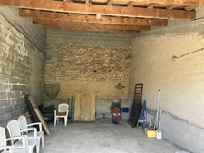 GRANDE MAISON AVEC VASTE SÉJOUR, 3 CHAMBRES, DÉPENDANCES DONT 4 GARAGES, PUITS ET CITERNE SUR 1656 M²