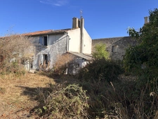 ENSEMBLE IMMOBILIER A RESTAURER (3 LOGEMENTS et une DÉPENDANCE) , CENTRE BOURG, JARDIN, PROCHE ÉCOLE