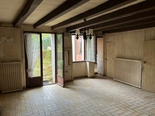 ENSEMBLE DE DEUX MAISONS DE VILLAGE A RESTAURER, COURETTE, GARAGE et JARDIN 785 m²