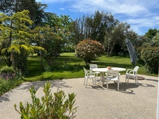 CHARMANT ENSEMBLE IMMOBILIER, 2 LOGEMENTS, 247 m², 7 CHAMBRES et dépendances SUR 4 Ha JOLIMENT ARBORÉS
