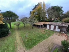 CHARMANTE MAISON INDIVIDUELLE  PROCHE CENTRE BOURG SUR 1751 M² DE JARDIN, ANNEXES et DÉPENDANCES