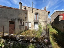 ENSEMBLE DE DEUX MAISONS DE VILLAGE A RESTAURER, COURETTE, GARAGE et JARDIN 785 m²
