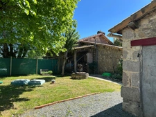 JOLIE MAISON DE VILLAGE AVEC EXTERIEURS, 2 ou 3 CHAMBRES, BEAUCOUP DE CHARME !!